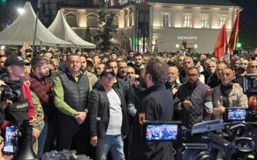 Haziri u bën thirrje protestuesve: Mos i hidhni mjetet piroteknike në drejtim të Policisë