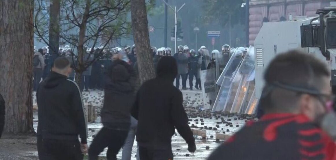 156 të lënduar nga protestat në Tiranë, mes tyre 97 policë dhe katër të mitur