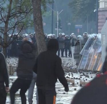 156 të lënduar nga protestat në Tiranë, mes tyre 97 policë dhe katër të mitur