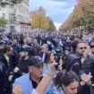Studentët largojnë deputetët e opozitës dhe hodhën molotovë e gurë drejt Ministrisë së Arsimit, nis marshimi drejt Kryeministrisë