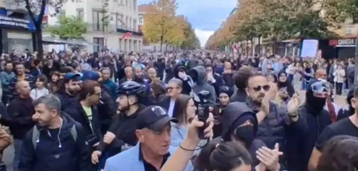 Studentët largojnë deputetët e opozitës dhe hodhën molotovë e gurë drejt Ministrisë së Arsimit, nis marshimi drejt Kryeministrisë