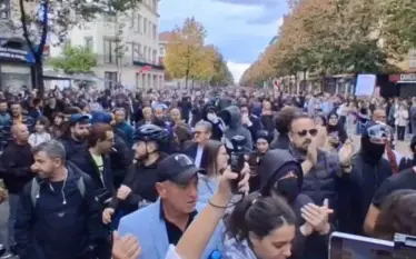 Studentët largojnë deputetët e opozitës dhe hodhën molotovë e gurë drejt Ministrisë së Arsimit, nis marshimi drejt Kryeministrisë