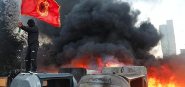 OVL e UÇK-së dënon keqpërdorimin e flamurit të UÇK-së në aktet e vandalizmit në Tiranë