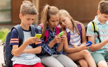 Greqia ndalon rrjetet sociale për fëmijët nën 15-vjeç