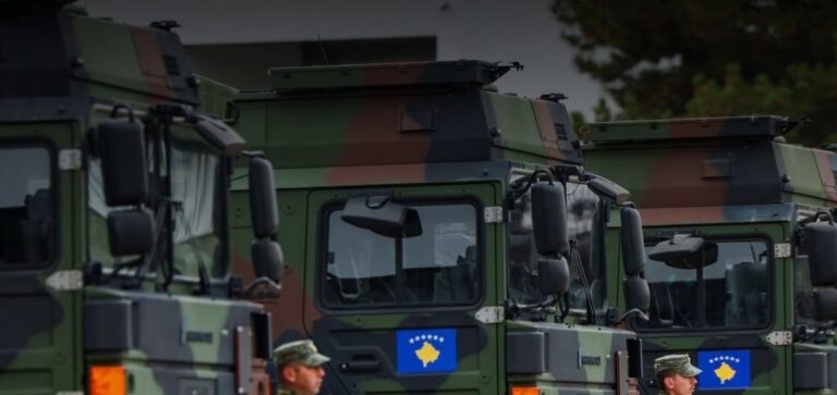 Kosova blen nga Gjermania 12 kamionë ushtarakë Mercedes Benz 4×4