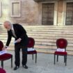 Edi Rama lajmërohet me një video nga zyra e tij pasi karriget për dialog iu thyen nga protestuesit