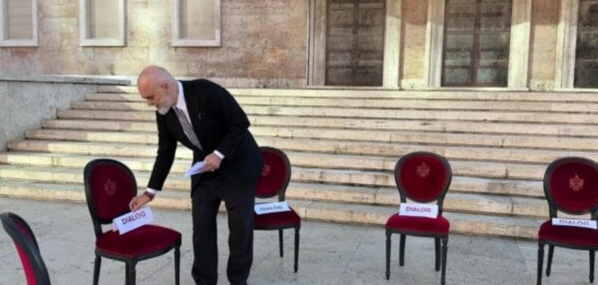 Edi Rama lajmërohet me një video nga zyra e tij pasi karriget për dialog iu thyen nga protestuesit