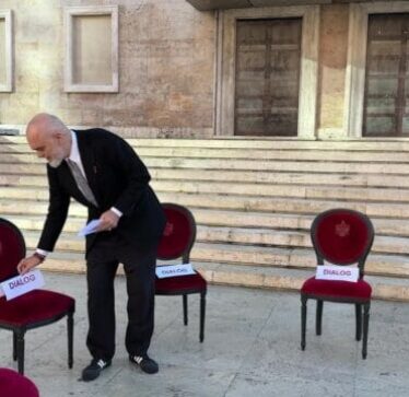 Edi Rama lajmërohet me një video nga zyra e tij pasi karriget për dialog iu thyen nga protestuesit