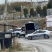 Vrasja e dyfishtë në Gjilan, të dyshuarit i bastisen shtëpitë e pronat, i gjenden armë pa leje