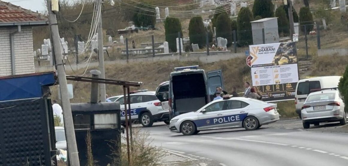 Vrasja e dyfishtë në Gjilan, të dyshuarit i bastisen shtëpitë e pronat, i gjenden armë pa leje