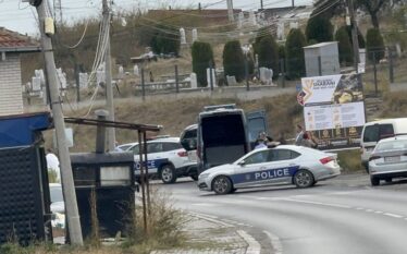 Vrasja e dyfishtë në Gjilan, të dyshuarit i bastisen shtëpitë e pronat, i gjenden armë pa leje