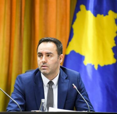 Konjufca ngre alarmin për Serbinë: Rreziku i një lufte të re duhet marrë seriozisht