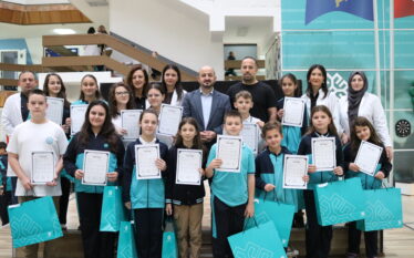 Nxënësit e Maarif në Kosovë zënë vendin e parë dhe të dytë në botë mes 75 mijë nxënësve