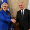 Presidentja e Kosovës pritet nga homologu hungarez në vizitën e parë të saj jashtë vendit, temë e takimit siguria e integrimet