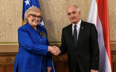 Presidentja e Kosovës pritet nga homologu hungarez në vizitën e parë të saj jashtë vendit, temë e takimit siguria e integrimet