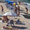 Moti i ngrohtë zgjat sezonin, plazhet e Vlorës të mbushura me turistë edhe në tetor