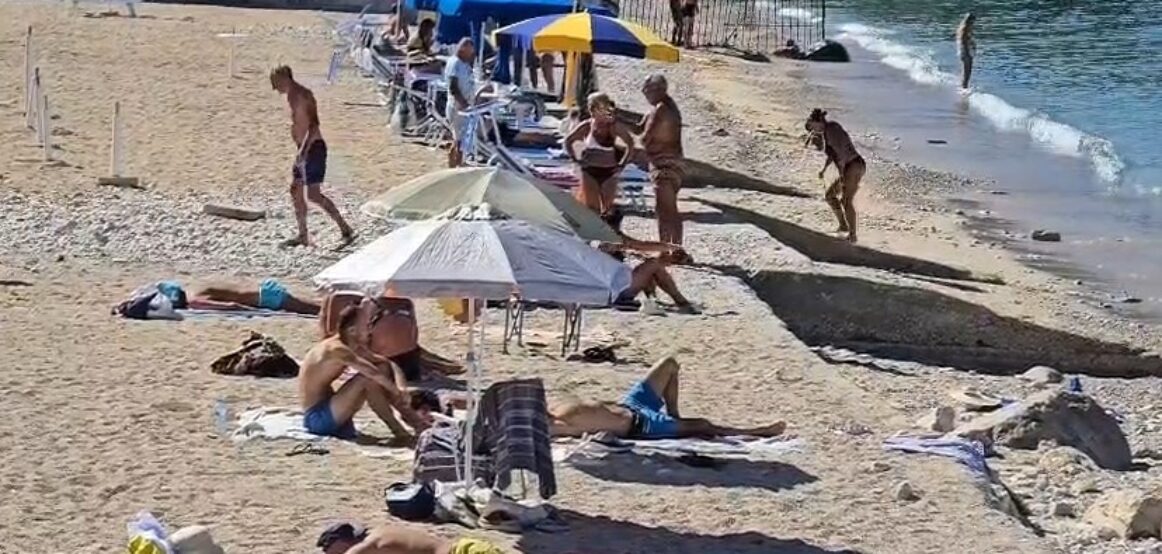 Moti i ngrohtë zgjat sezonin, plazhet e Vlorës të mbushura me turistë edhe në tetor