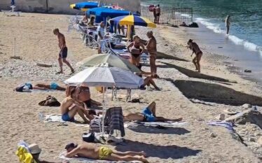 Moti i ngrohtë zgjat sezonin, plazhet e Vlorës të mbushura me turistë edhe në tetor
