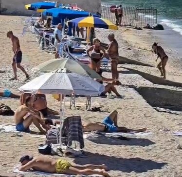 Moti i ngrohtë zgjat sezonin, plazhet e Vlorës të mbushura me turistë edhe në tetor
