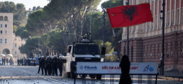 Rama nuk tërhiqet, protestat në Shqipëri hyjnë në javën e dytë