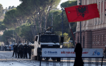 Rama nuk tërhiqet, protestat në Shqipëri hyjnë në javën e dytë