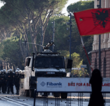 Rama nuk tërhiqet, protestat në Shqipëri hyjnë në javën e dytë