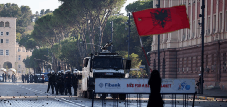 Rama nuk tërhiqet, protestat në Shqipëri hyjnë në javën e dytë