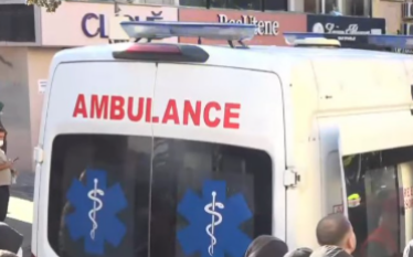 Ambulanca u jep ndihmën e parë të rinjve që dyshohet se u lënduan nga plumbat e gomës gjatë protestës në Tiranë