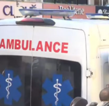 Ambulanca u jep ndihmën e parë të rinjve që dyshohet se u lënduan nga plumbat e gomës gjatë protestës në Tiranë
