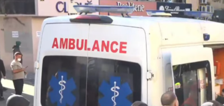 Ambulanca u jep ndihmën e parë të rinjve që dyshohet se u lënduan nga plumbat e gomës gjatë protestës në Tiranë