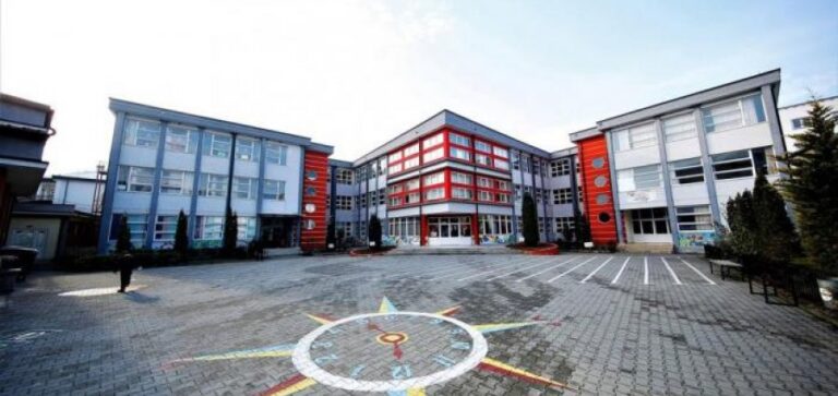 Prizren, stafi i shkollës i shpëton jetën një nxënësi që i kishte mbetur një pjesë e lapsit kimik në fyt