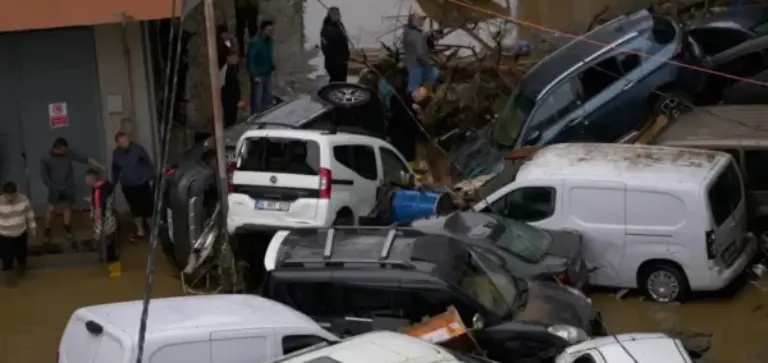 Stambolli goditet nga përmbytjet më të rënda në 80 vjet, katër të vdekur