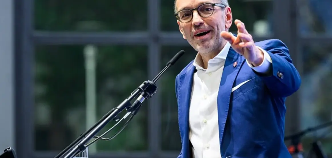 Bomba politike në Austri, e djathta përgatitet për rrëzimin e qeverisë: “Stalla e kuqe marksiste po tallet me qytetarët”