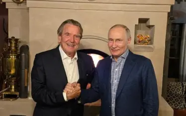Ish-kancelari gjerman Gerhard Schröder festoi ditëlindjen e Putinit në shtëpinë e presidentit rus