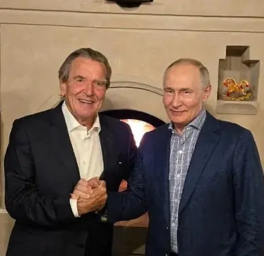 Ish-kancelari gjerman Gerhard Schröder festoi ditëlindjen e Putinit në shtëpinë e presidentit rus
