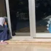 Ndalimi i hixhabit në shkollat e Azerbajxhanit përmes një fotografie: vajza qan para derës së shkollës