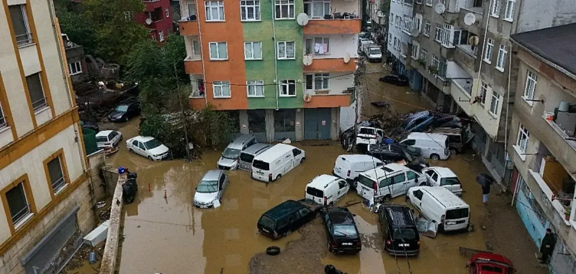 Reshjet më të mëdha në 84 vitet e fundit: Numri i viktimave nga përmbytjet në Stamboll rritet në gjashtë, kërkimet për të zhdukurit vazhdojnë