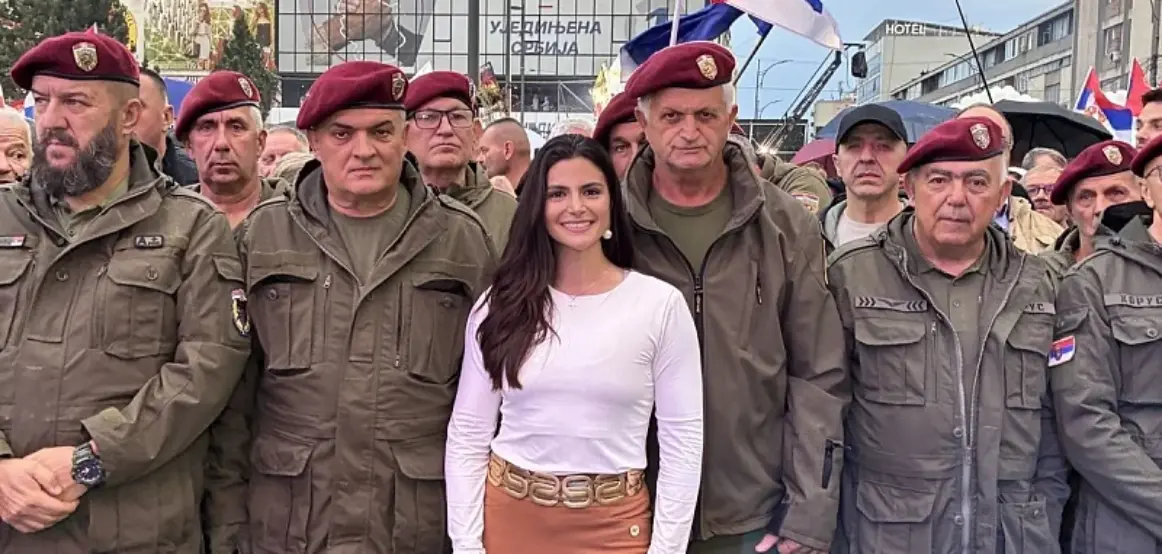 Politikania kontroverse nga SHBA-ja arrin në Serbi për të mbështetur Vuçiqin, fotografohet me veteranët e luftës
