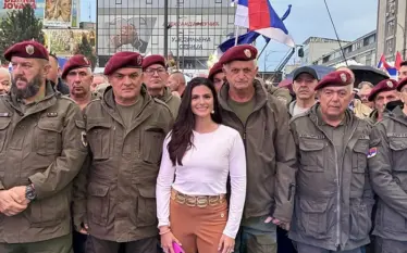 Politikania kontroverse nga SHBA-ja arrin në Serbi për të mbështetur Vuçiqin, fotografohet me veteranët e luftës