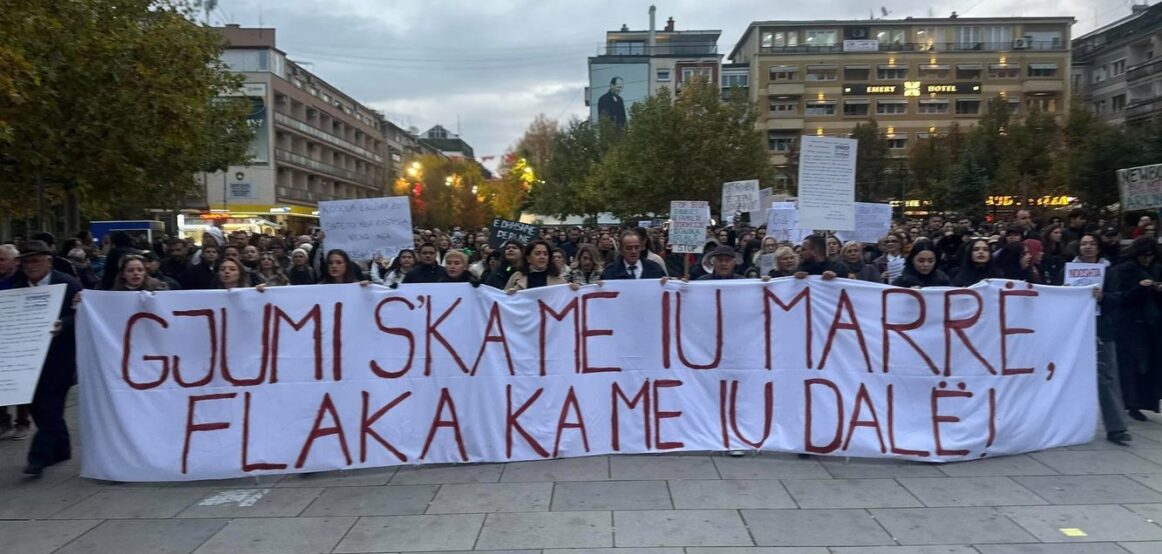 “Gjumi s’ka me iu marrë, flaka ka me iu dalë”, për të dytën ditë protestohet pas vrasjes së Arlinda Zekajt