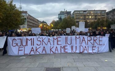 “Gjumi s’ka me iu marrë, flaka ka me iu dalë”, për të dytën ditë protestohet pas vrasjes së Arlinda Zekajt