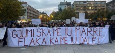 Momentet e rënda në protestën në Pejë, amaneti i Arlindës: Gjumi s’ka me ju marrë