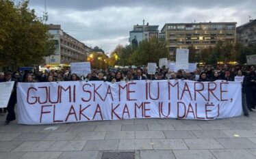Momentet e rënda në protestën në Pejë, amaneti i Arlindës: Gjumi s’ka me ju marrë
