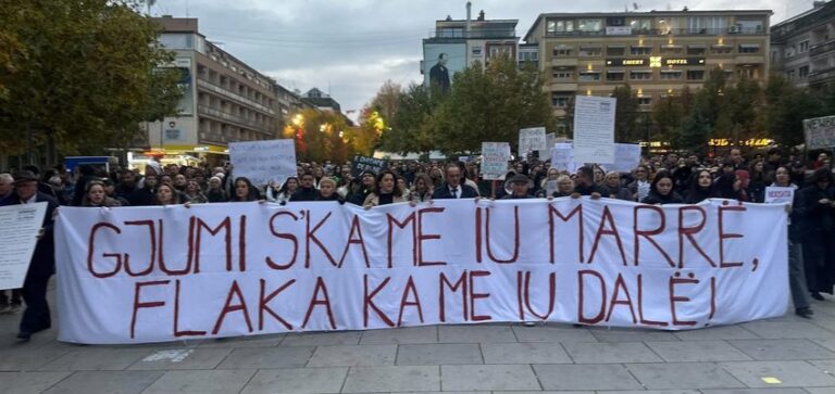 Momentet e rënda në protestën në Pejë, amaneti i Arlindës: Gjumi s’ka me ju marrë
