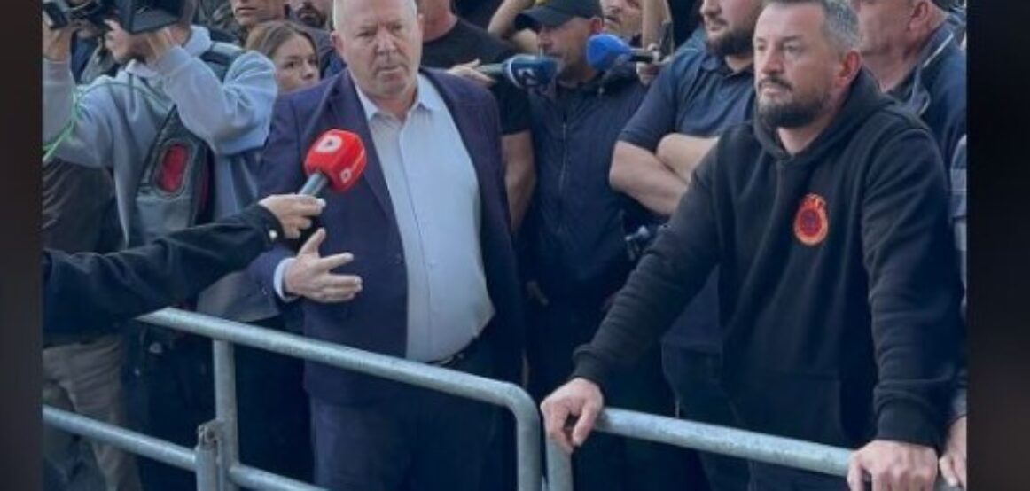 Gucati me protestuesit vendosin kordonin: Deputetët këndej nuk kalojnë