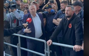 Gucati me protestuesit vendosin kordonin: Deputetët këndej nuk kalojnë
