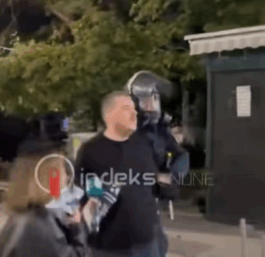 Policia arreston nipin e Hashim Thaçit në sheshin e Prishtinës