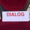 Rama publikon sërish fotografi para Kryeministrisë me mbishkrimin “Dialog”