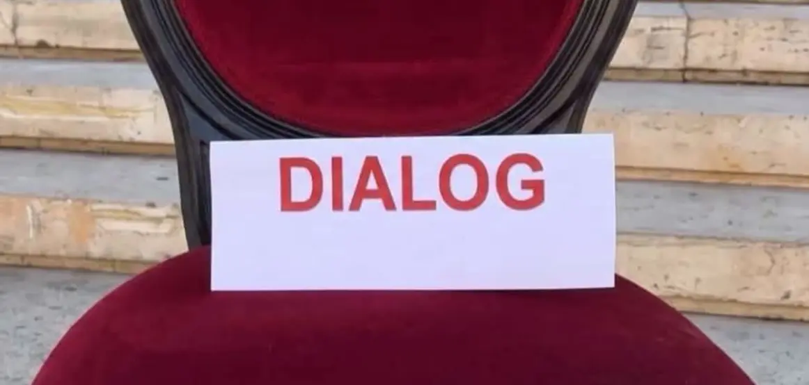 Rama publikon sërish fotografi para Kryeministrisë me mbishkrimin “Dialog”