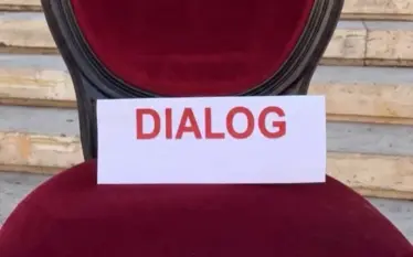 Rama publikon sërish fotografi para Kryeministrisë me mbishkrimin “Dialog”